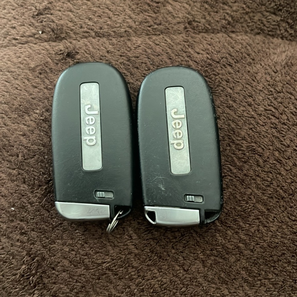 Jeep Grand Cherokee key fob - Picture 3 of 4